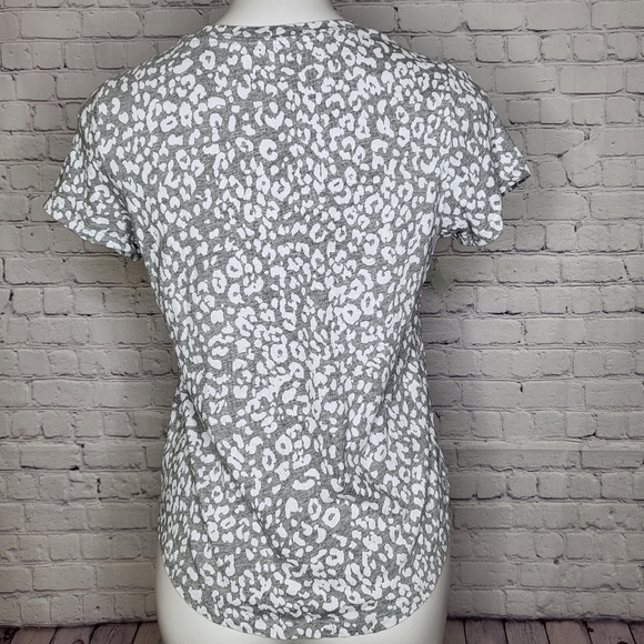 Old Navy Everywear Gray & White Cheetah Print T-shirt - Size S - Picture 3 of 5